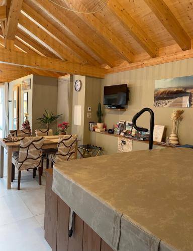 une cuisine avec un plafond en bois et une table dans l'établissement Studio Au Cosy Spa, à Riedheim