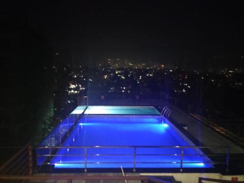 Der Swimmingpool an oder in der Nähe von Mandala Norling Lords Prime Kathmandu