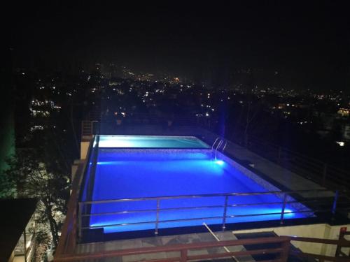 Der Swimmingpool an oder in der Nähe von Mandala Norling Lords Prime Kathmandu