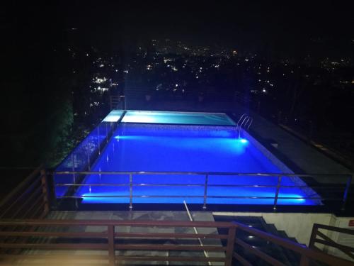ein Pool mit blauen Lichtern in der Nacht in der Unterkunft Mandala Norling Lords Prime Kathmandu in Kathmandu