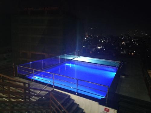 Der Swimmingpool an oder in der Nähe von Mandala Norling Lords Prime Kathmandu