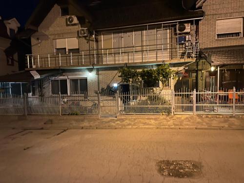 Das Gebäude in dem sich das Privatzimmer befindet