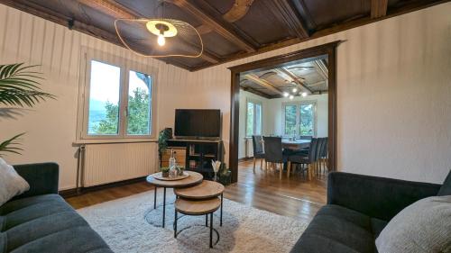 un salon avec un canapé et une table dans l'établissement Au pied du col, à Luttenbach-près-Munster