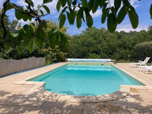 une piscine au milieu d'une cour dans l'établissement Maison traditionnelle au coeur d'une ferme, à Besse