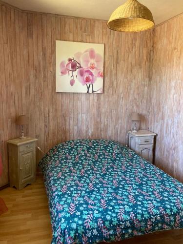 - une chambre avec un lit, deux tables et un tableau dans l'établissement Maison traditionnelle au coeur d'une ferme, à Besse