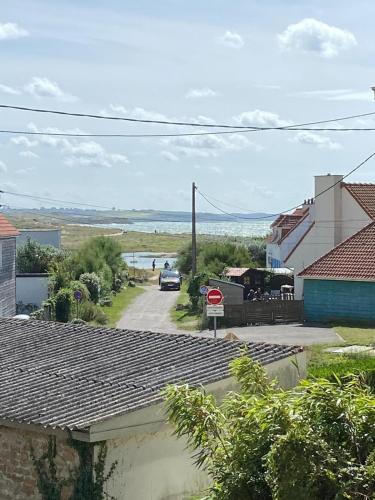 Blick auf eine Straße mit Stoppschild in der Unterkunft Villa Triton - Vue mer - Maison classée 3 étoiles in Ambleteuse