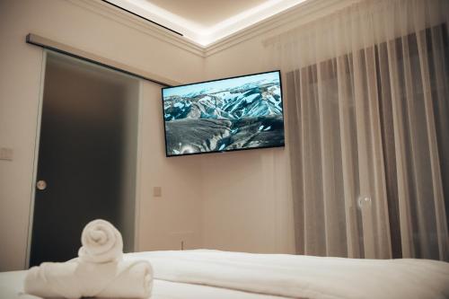 Μια τηλεόραση ή/και κέντρο ψυχαγωγίας στο Hyperion Boutique Villa