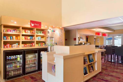 Lounge atau bar di TownePlace Suites by Marriott Dallas Bedford