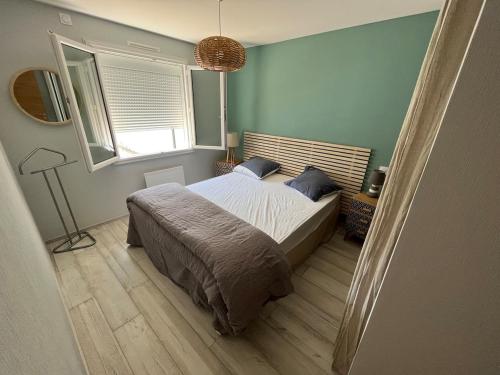 une chambre avec un lit et une fenêtre dans l'établissement Idéal vacances en famille, à Bretignolles-sur-Mer