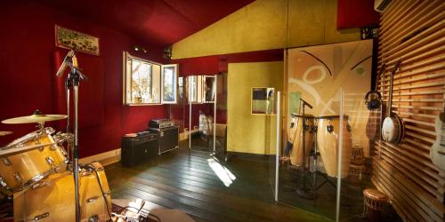 a room with red walls and a drum set at La Lucertola in Pugnano
