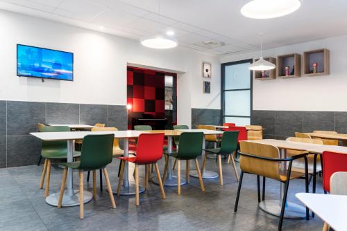 a dining room with tables and chairs at ibis Styles Nancy Centre Gare in Nancy