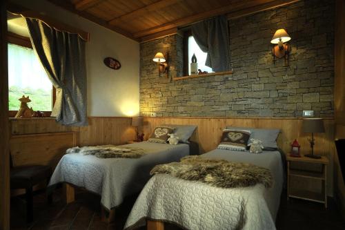 Postel nebo postele na pokoji v ubytování Aparthotel Foyer d'antan SUITE con caminetto hammam o vasca idromassaggio