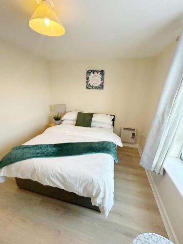 Postel nebo postele na pokoji v ubytování Waterfront Quayside Apartment with secure parking & lift, Ideal for Mobility Users