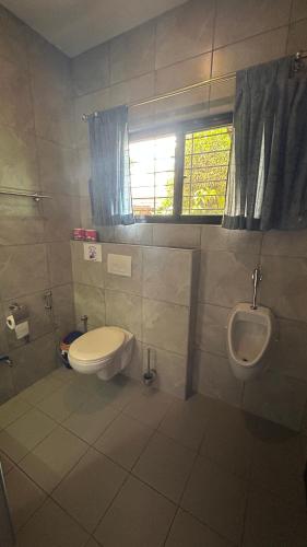a bathroom with a toilet and a urinal and a sink at Haus am Strand auf Sibuyan Island nahe Cresta de Gallo - Marevic's Guesthouse 1 ohne Klimaanlage in Azagra