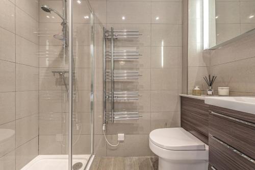 Un baño con ducha, inodoro y lavabo. en The Garden Apartment, en Bristol