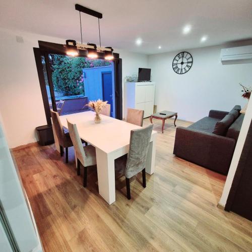 une salle à manger et un salon avec une table et des chaises dans l'établissement Maison mitoyenne et independante, à Aubais