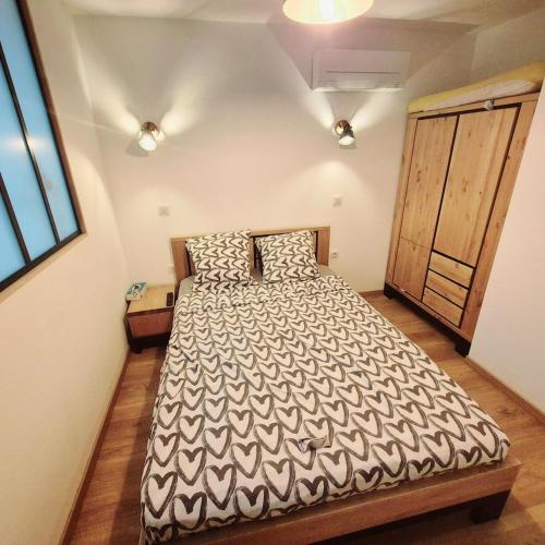 une chambre avec un lit dans une pièce dans l'établissement Maison mitoyenne et independante, à Aubais