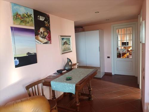 a dining room with a table and chairs and a door at Alloggio nella Villa dell'Edera in Acqui Terme