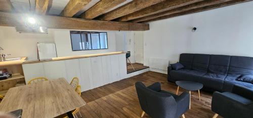 un salon avec un canapé et une table dans l'établissement t2 ultra centre Poitiers 50m carrés, à Poitiers
