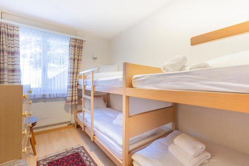 Postel nebo postele na pokoji v ubytování Schürli Apartment - Aare Jungfrau AG