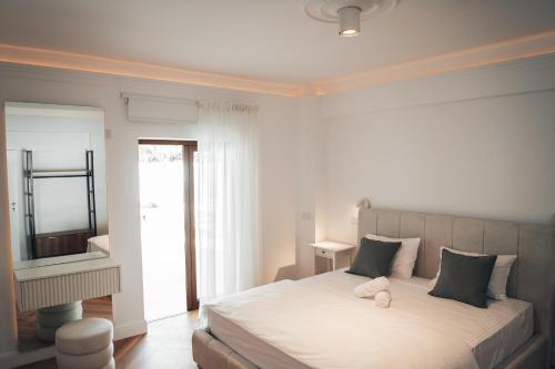 Ένα ή περισσότερα κρεβάτια σε δωμάτιο στο Hyperion Boutique Villa