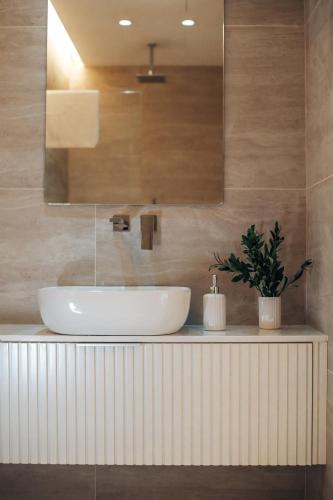 Ένα μπάνιο στο Hyperion Boutique Villa
