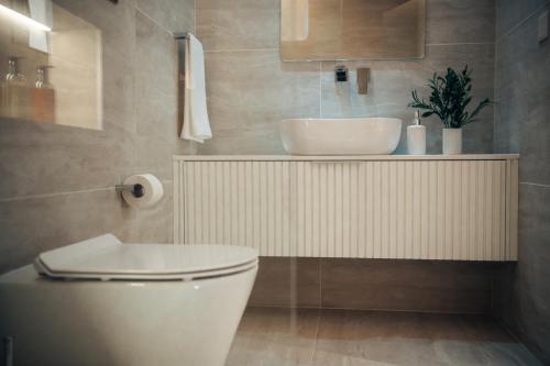 Ένα μπάνιο στο Hyperion Boutique Villa