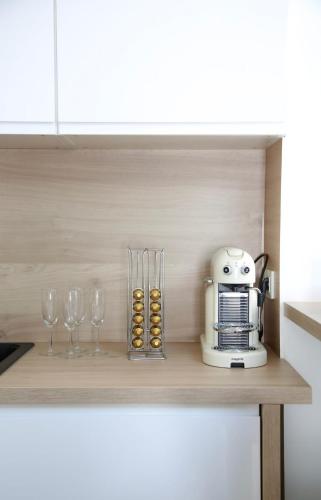 un comptoir avec deux verres et un grille-pain sur une étagère dans l'établissement Charmante maison Provençale, à Antibes