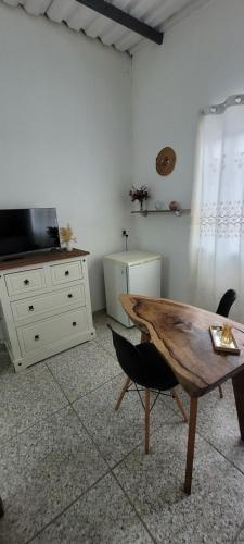 Μια τηλεόραση ή/και κέντρο ψυχαγωγίας στο kitnet Aconchegante Apt 07