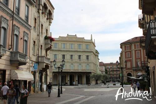a group of people walking down a city street at Alloggio nella Villa dell'Edera in Acqui Terme