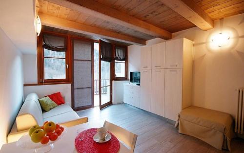 a living room with a couch and a table at Villaggio delle Alpi in Pré-Saint-Didier