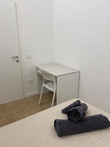 a bed with a desk and a towel on it at Via Piave 98 in Cosenza