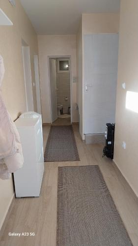 an empty room with a hallway with a bathroom at Apartman Mina in Pirot