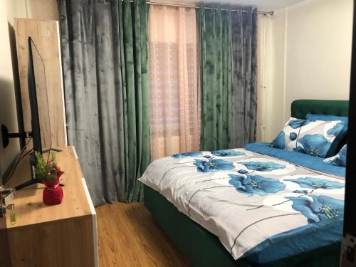 Ένα ή περισσότερα κρεβάτια σε δωμάτιο στο Apartament 3 camere 6 -7 Pers Craiova