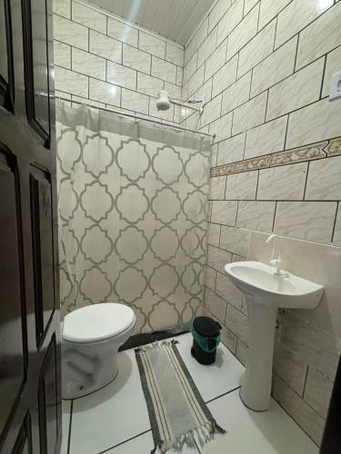 a bathroom with a toilet and a sink at Vibe Hostel Paraty in Paraty