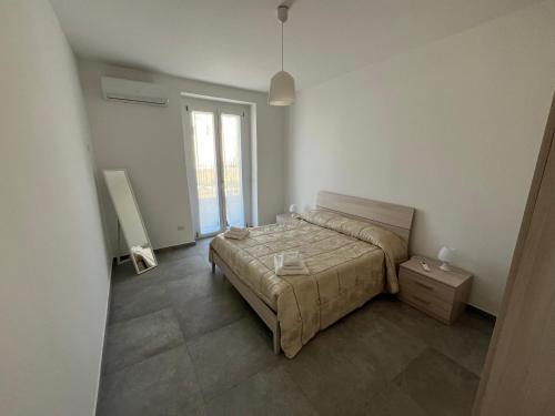 une chambre avec un lit et une grande fenêtre dans l'établissement La casa di MeT, à Gallipoli