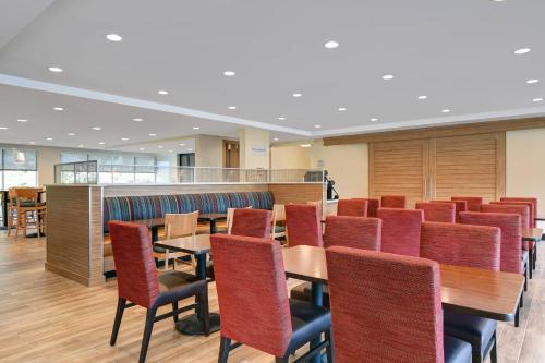 a conference room with a table and chairs at TownePlace Suites By Marriott Lima in Lima