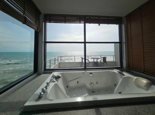 una vasca da bagno in una camera con vista sull'oceano di Du Talay Hotel Koh Chang a Ko Chang