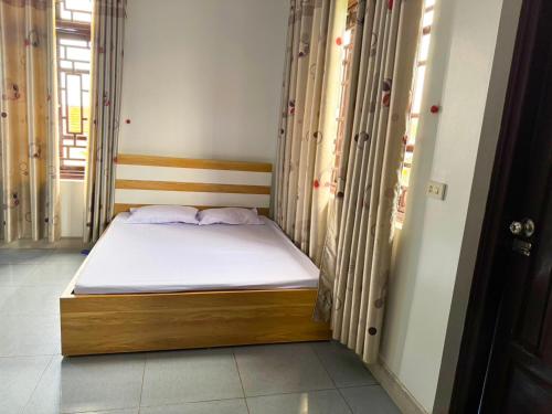 Ένα ή περισσότερα κρεβάτια σε δωμάτιο στο Minh Tâm Hotel ( Nhà Nghỉ Minh Tâm )