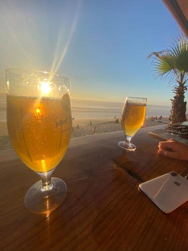 - deux verres de bière assis sur une table sur la plage dans l'établissement VILLA LACANAU OCÉAN DANS LE GOLF, à Lacanau-Océan
