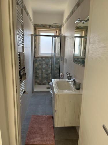 une petite salle de bain avec un lavabo et une douche dans l'établissement La casa di MeT, à Gallipoli