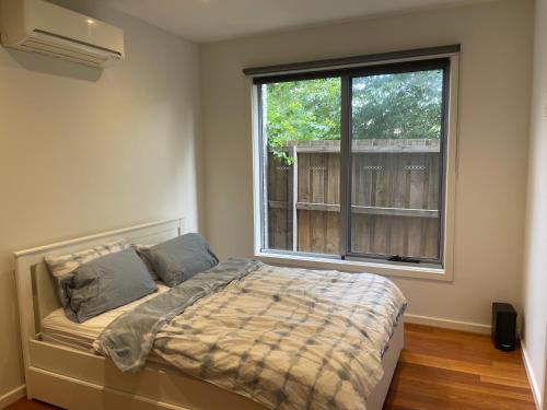 Una cama o camas en una habitación de Room in Newport Modern townhouse - Walk to stunning ocean view