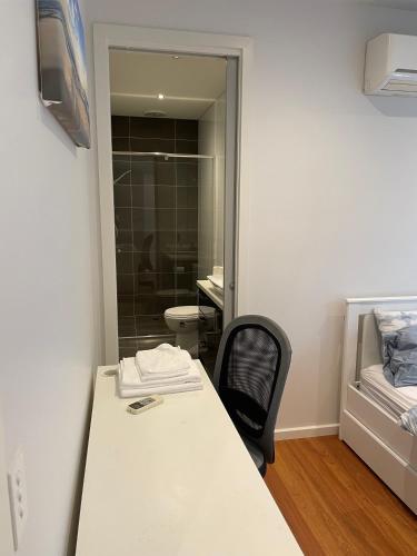 Una televisión o centro de entretenimiento en Room in Newport Modern townhouse - Walk to stunning ocean view