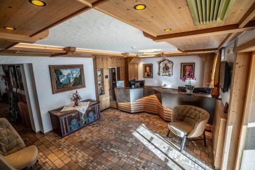 an overhead view of a living room with a couch and chairs at Alpin Panoramahotel Lärchenhof in Heiligenblut