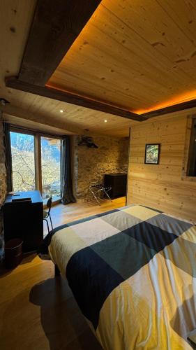 - une chambre avec un grand lit dans une maison dans l'établissement Chalet Premium 10min Funiculaire Les Arcs, à Les Chapelles