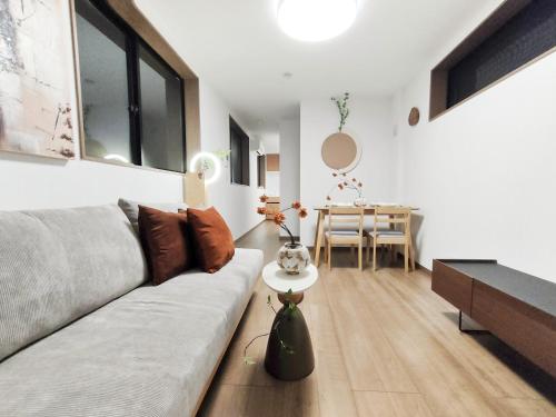 Area tempat duduk di 近上野 3层全新别墅 全新装修 3室1厅1浴室2卫生间 设施齐全 最大8人 Ueno 3 rooms 1dining room 1 bathrooms 2toilets Max 8P