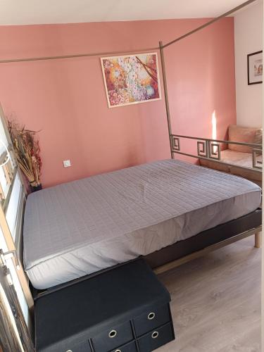 une chambre avec un lit dans une pièce dans l'établissement Chambres chez l'habitant, à Ustaritz