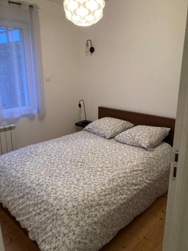 Photo de la galerie de l'établissement Maison lumineuse au calme avec grand terrain clos, à La Ferté-Imbault