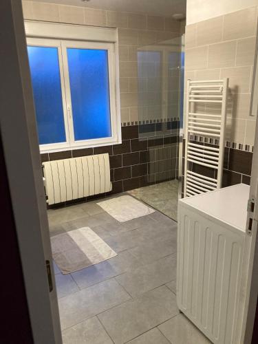 Photo de la galerie de l'établissement Maison lumineuse au calme avec grand terrain clos, à La Ferté-Imbault