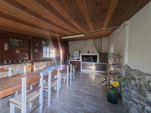 a kitchen and dining room with a table and chairs at Casa estilo campestre a pasos del mar in Santa Clara del Mar